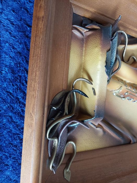 Skórzany zegar w drewnianej ramie