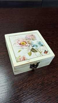 Потрепанная коробка с верхом из плитки с цветочным рисунком (шкатулка)