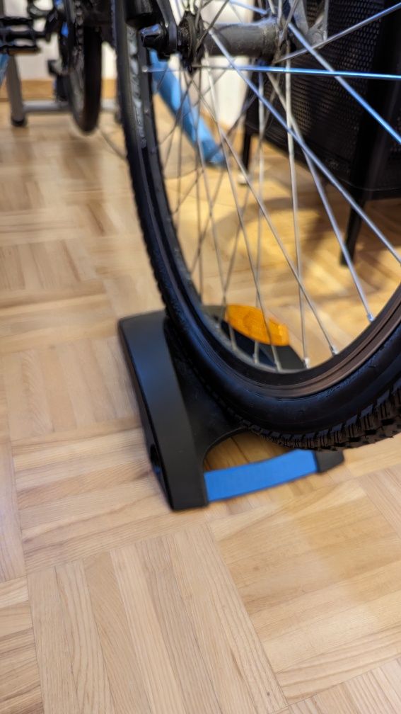 Trenażer Tacx Santori Pro + koło Trainer Tire wraz ze szpilką