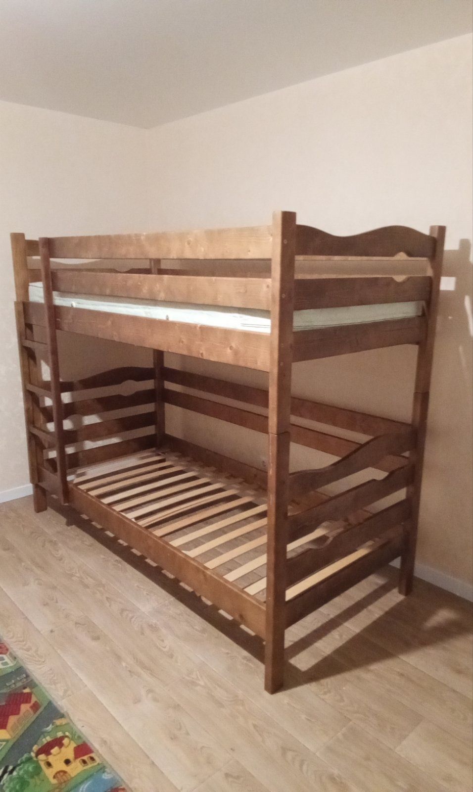 Срочно продам двухъярусную кровать с 1 матрацом. 200×90.