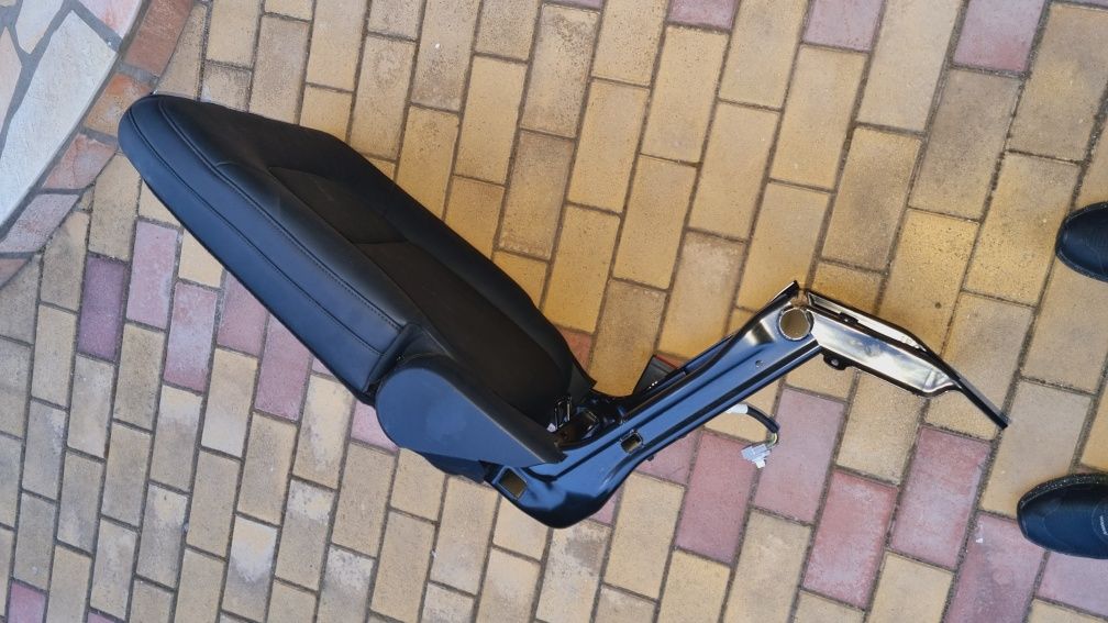 Сидіння Tesla Model Y