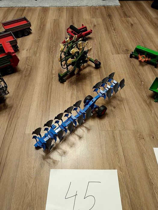 Zabawki BRUDER - zestaw - farma - Traktor, przyczepa, maszyny