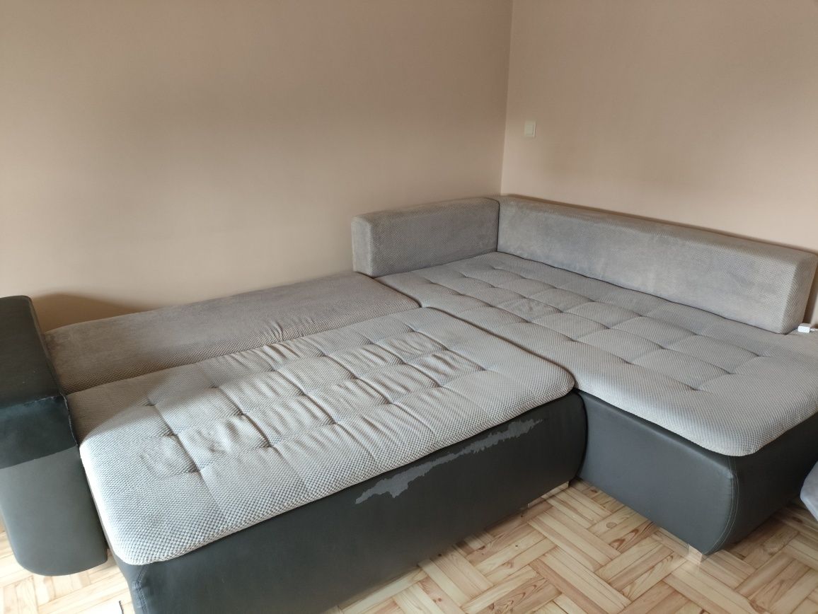Szary narożnik z funkcją spania