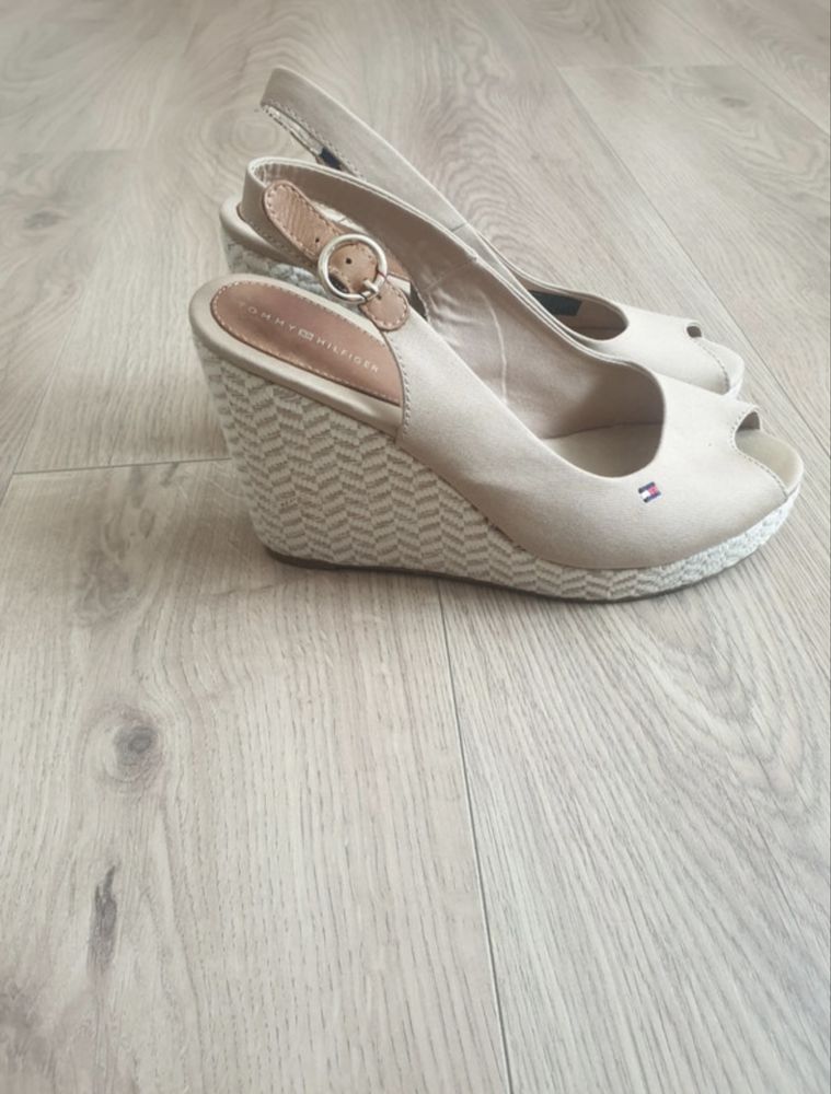 Sandały na koturnie Tommy Hilfiger r40