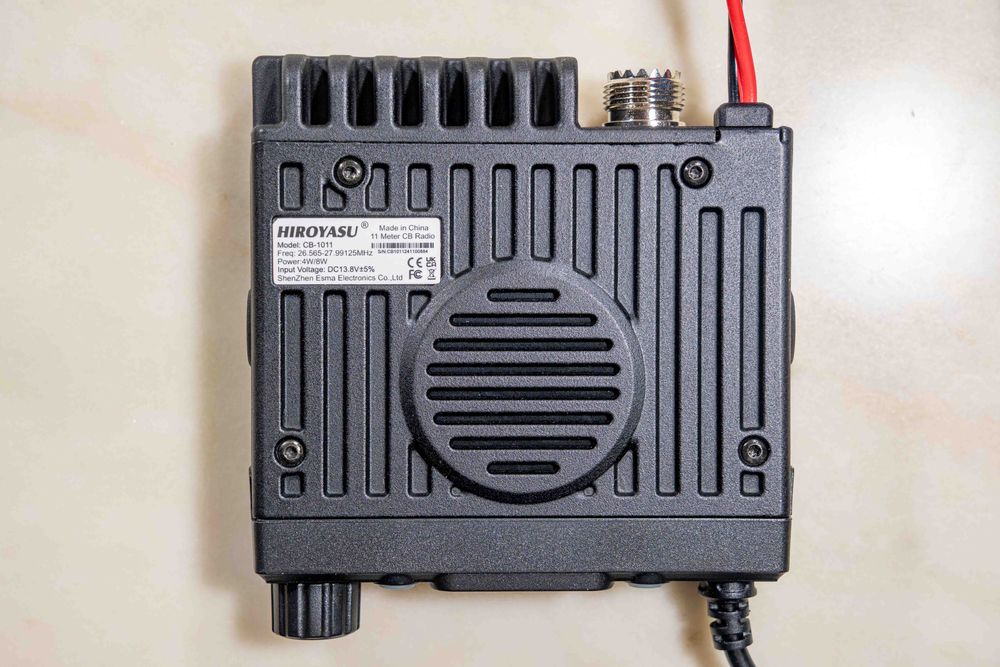 Radio CB de 8W com 40 canais em AM e FM.