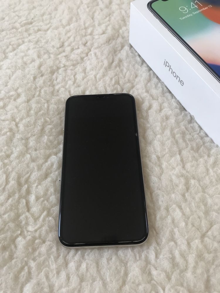 Telefon iPhone X 256GB srebrny, biały tył