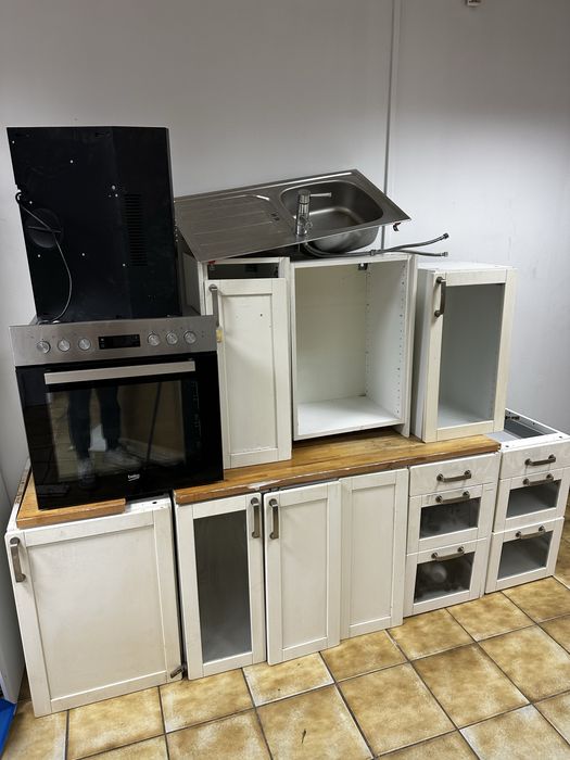 Kuchnia z piekarnikiem, meble kuchenne