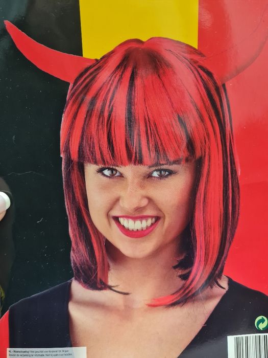 Peruka z rogami diablicy