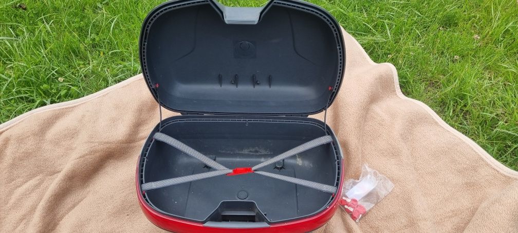 Kufry motocyklowe GIVI centralny boczne klucze led oparcie