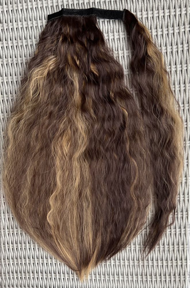 Włosy doczepiane, ciemny brąz / pasemka / refleksy, kucyk fale ( 605 )