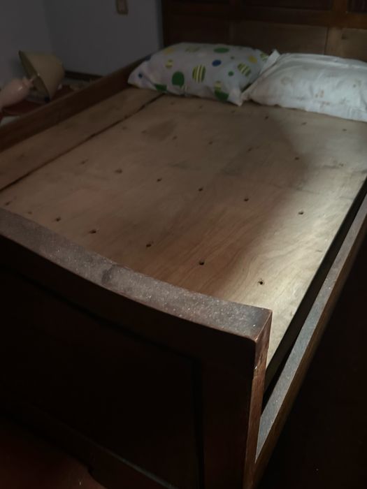 Cama de casal em madeira n3