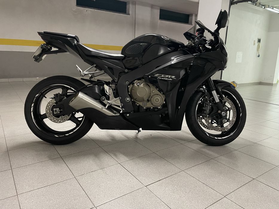 Honda CBR 1000rr impecável.