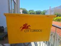 Caixa CTT correios amarela