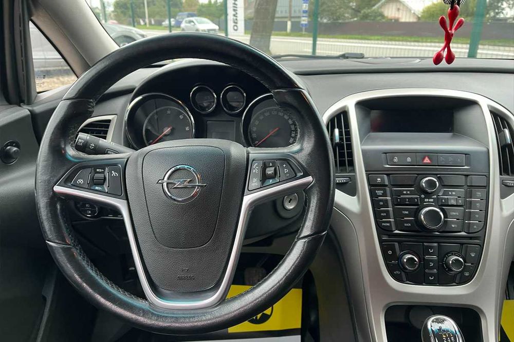 Opel Astra 2011 року