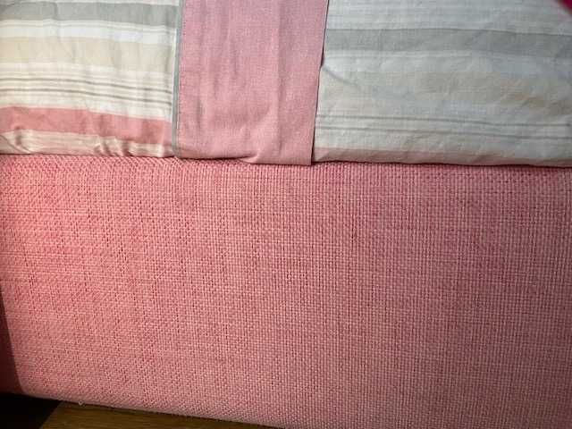 Cama com cabeceira rosa