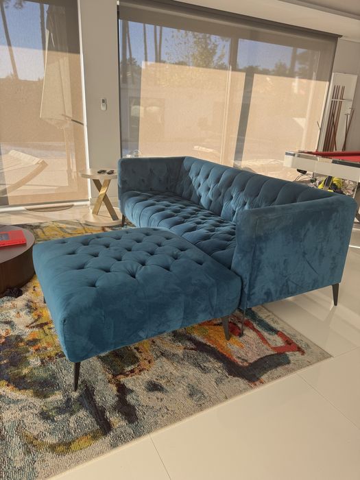 Sofá capitoné com puff