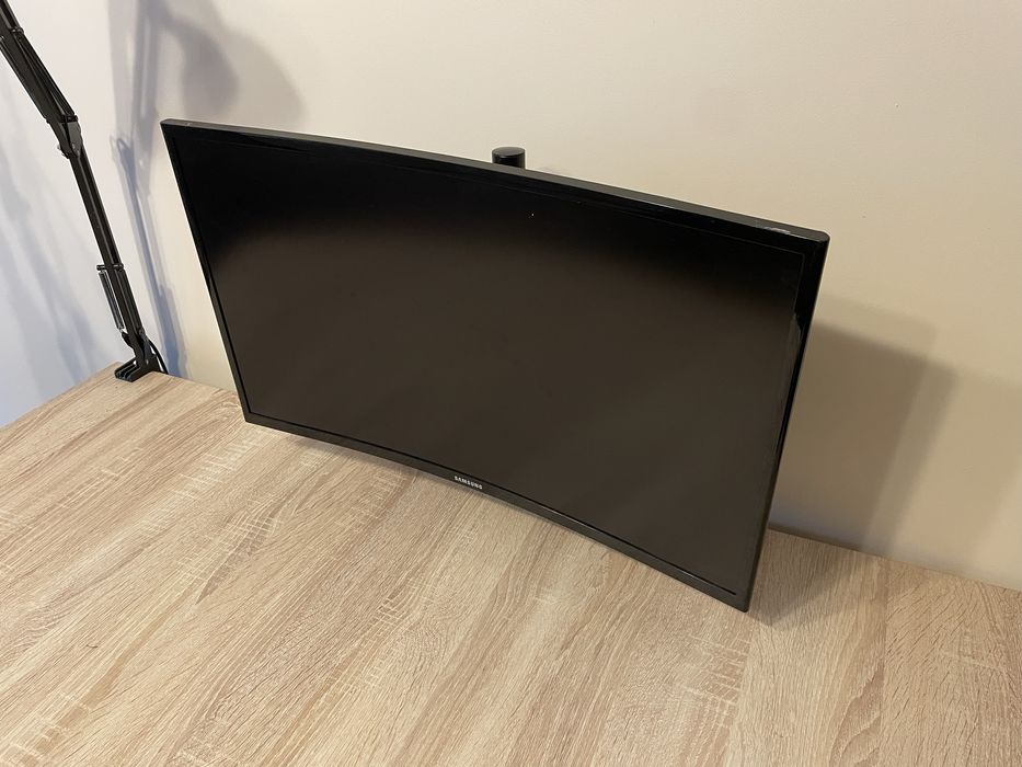 Monitor Samsung 27 cali, zakrzywiony. Uszkodzony