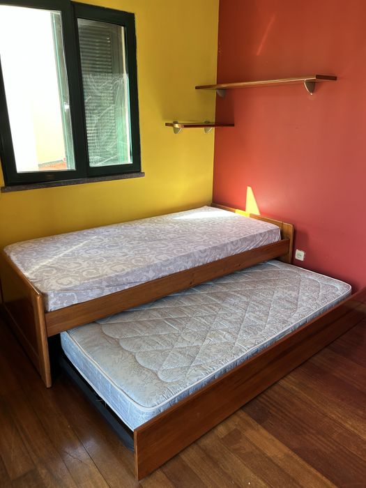 Cama solteiro + 2 colchoes otimos com opção de abrir p/ tamanho casal