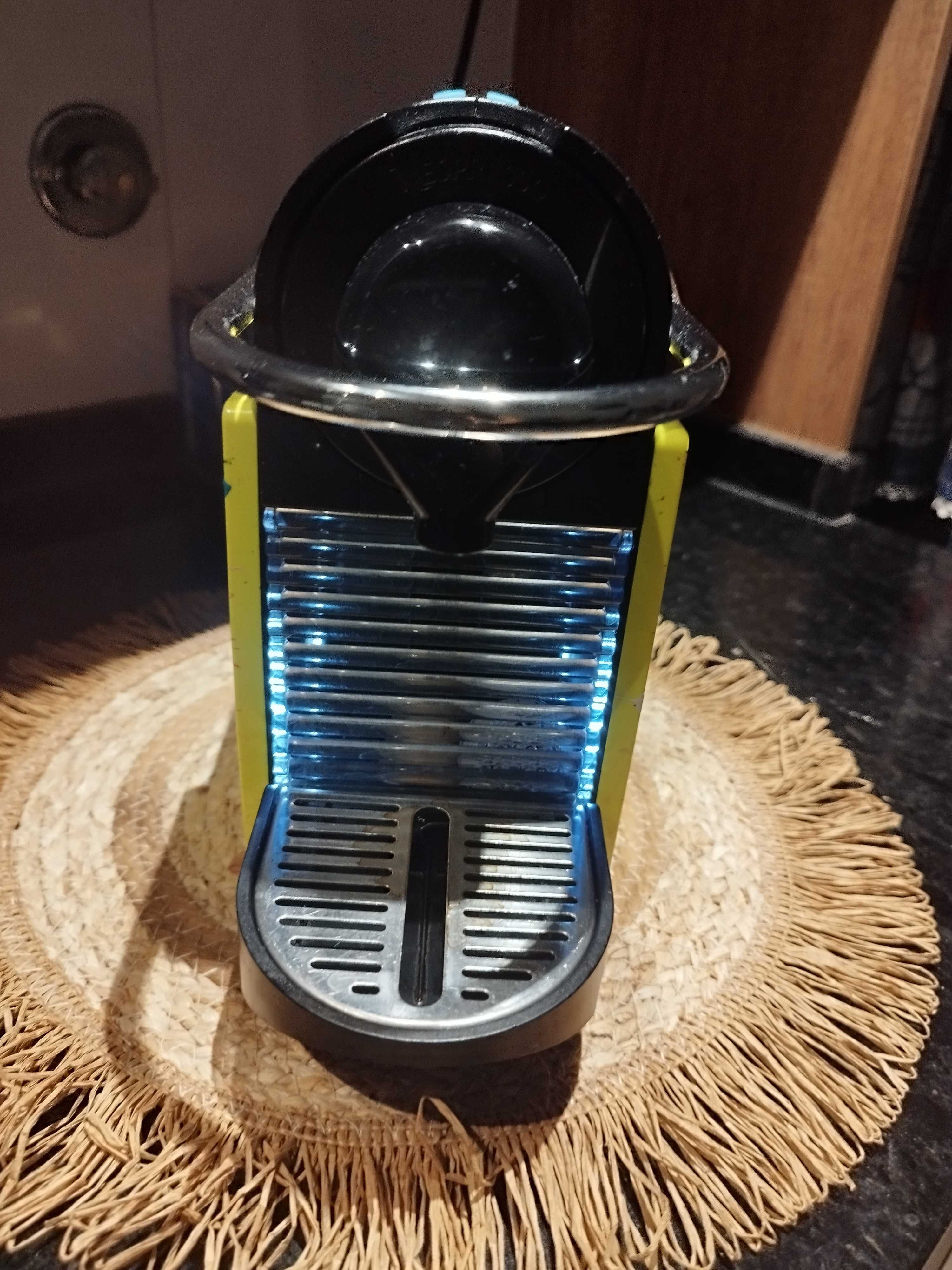 Máquina de Café DELONGHI Nespresso Inissia cromado edição limitada