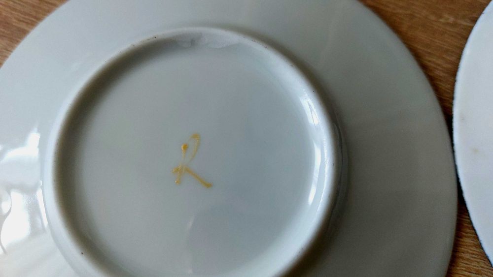 Niewielkie filiżanki do espresso ze spodeczkami