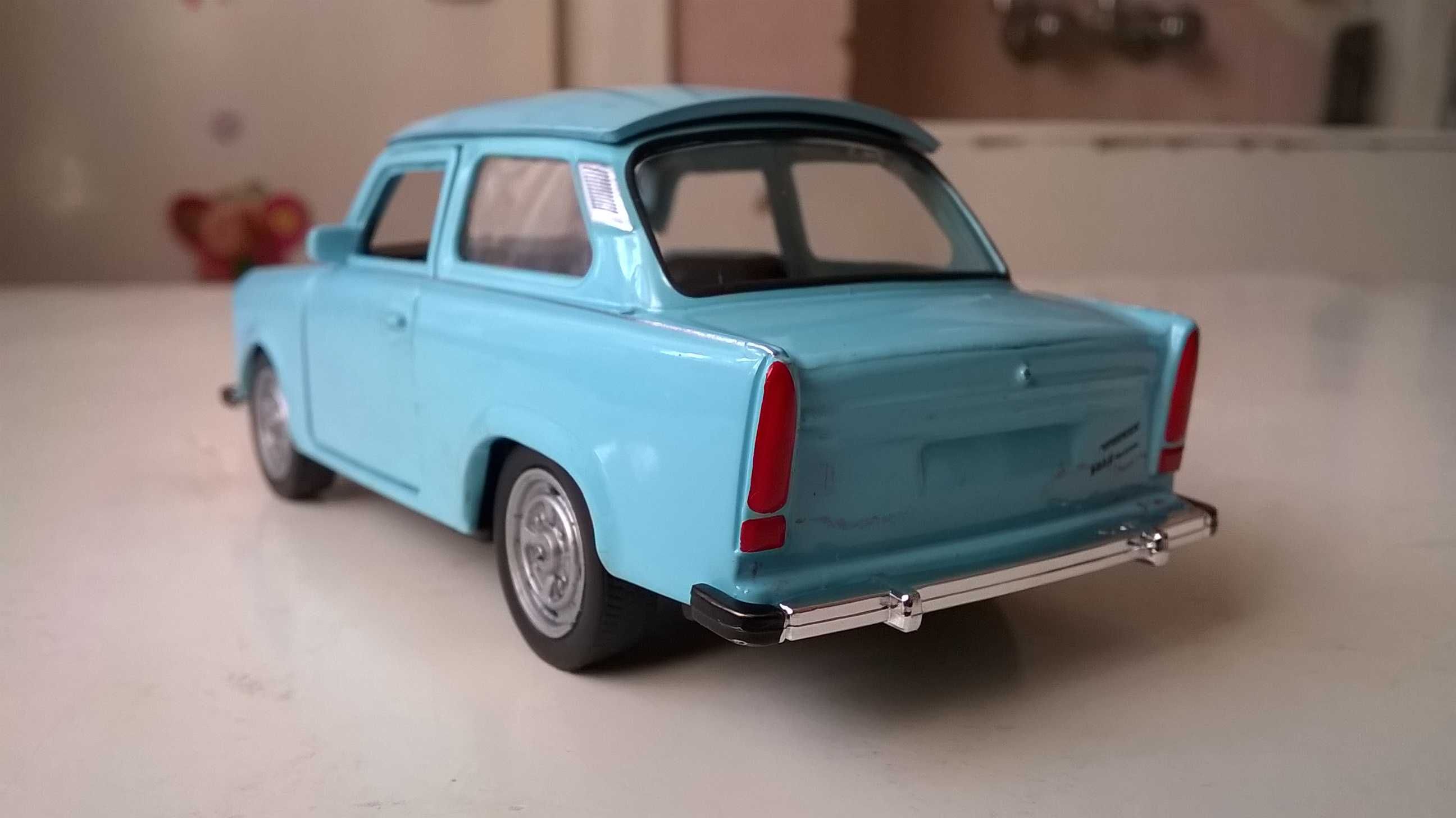 TRABANT 601 - model w wersji sedan; skala 1:43; metalowo-plastikowy