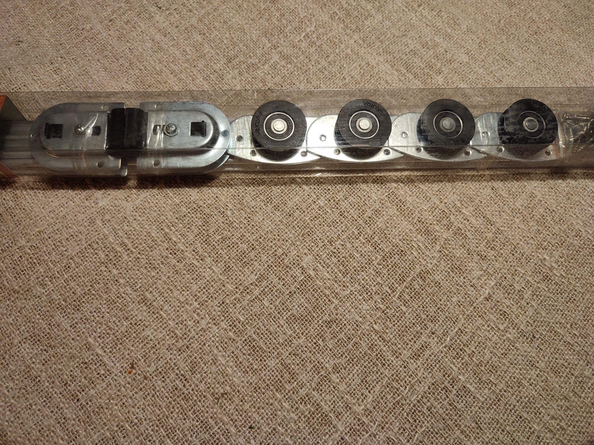 Zestaw do drzwi przesuwnych ARES 2/120cm/70kg (prowadnice + rolki)