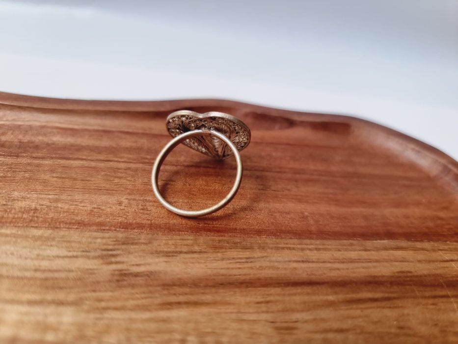 Stary filigranowy pierścionek w kształcie serca
