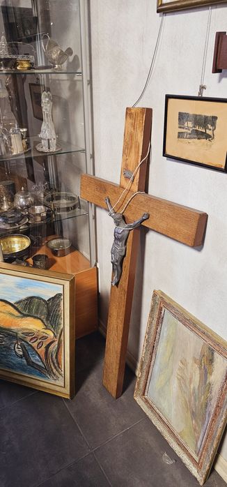 Duży, stary, drewniany krzyż