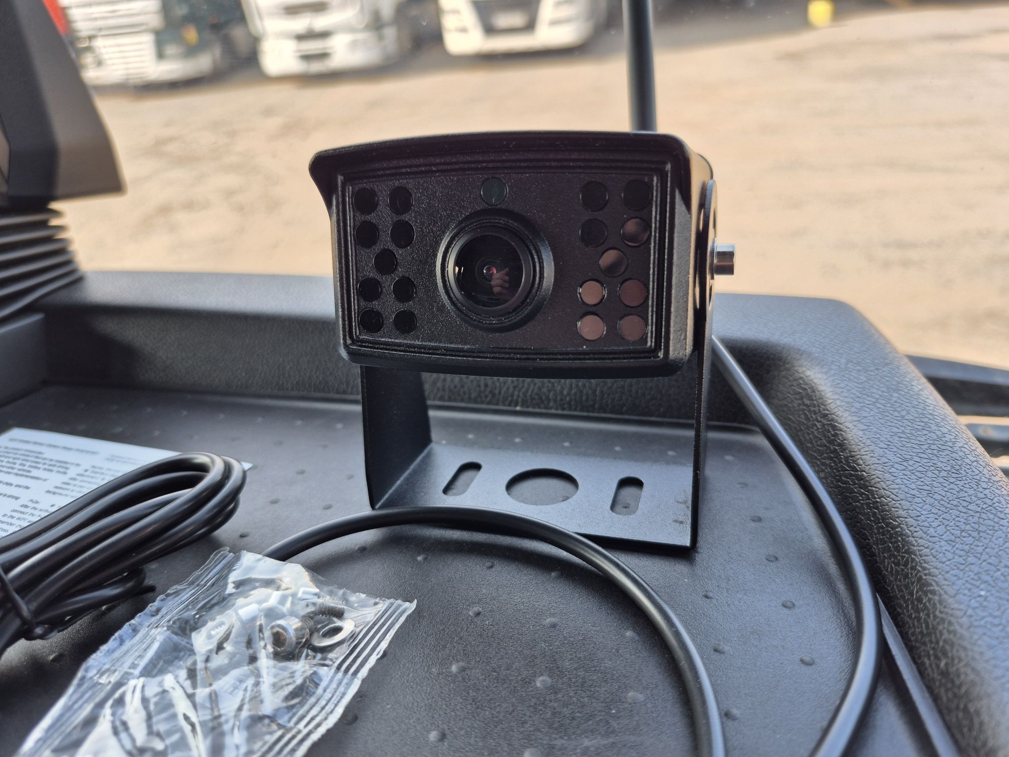 Монітор + камера заднього виду з LED підсвіткой і є ще wifi камера