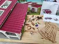 Schleich Stajnia Biało Różowa + Akcesoria 42344 Seria Horse Club