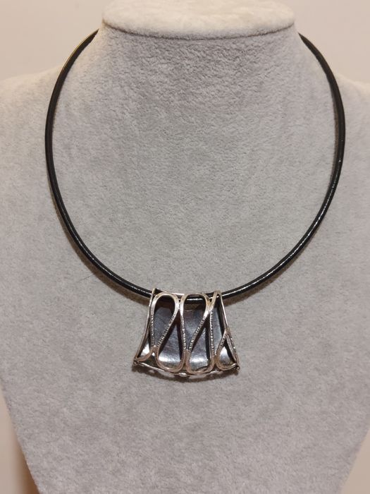 Ciekawy srebrny wisior czytaj opis