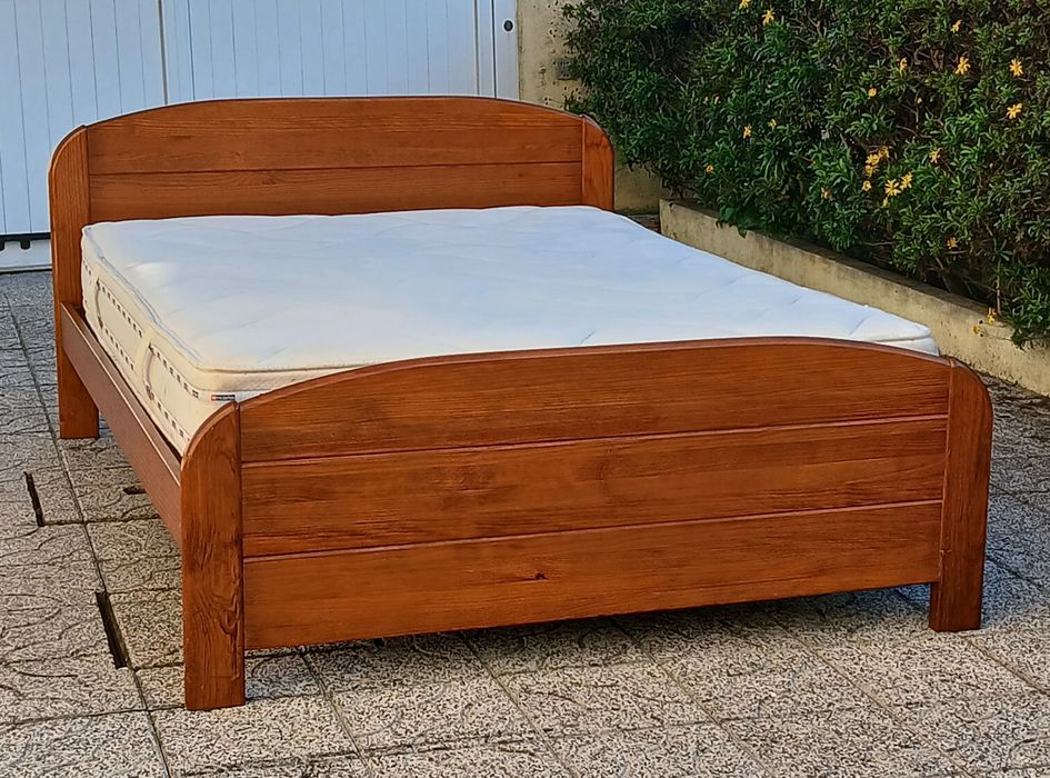 Vendo CAMA de CASAL GRANDE com estrado e COLCHÃO em madeira como nova.
