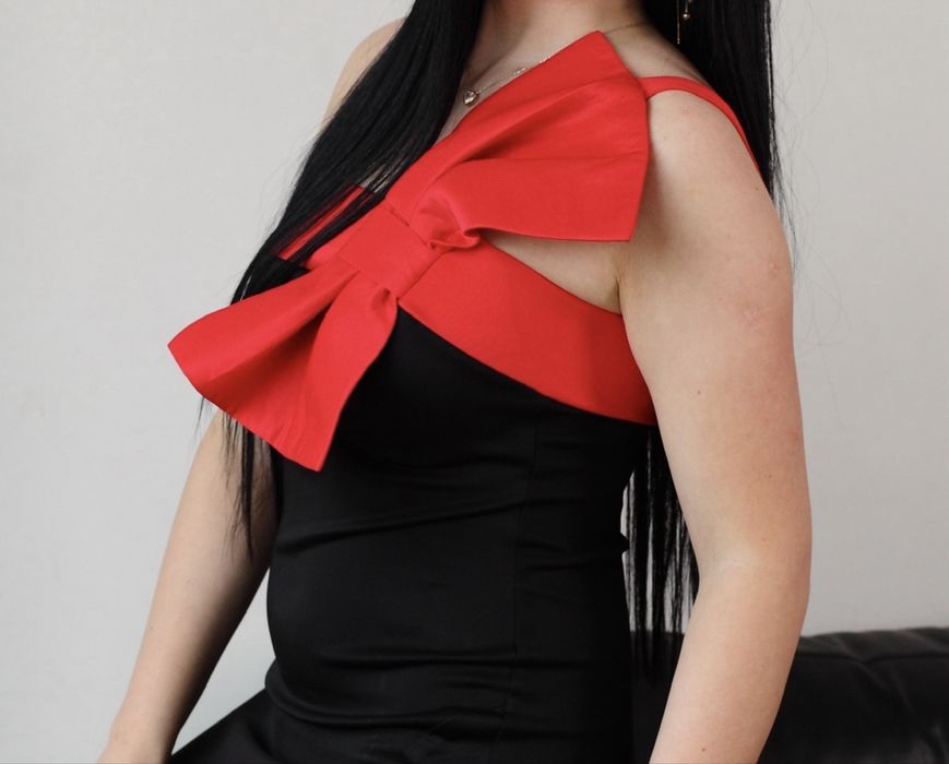 “Елегантна вечірня сукня з розрізом та бантом