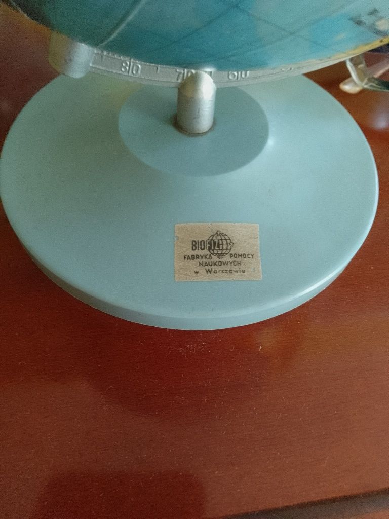 Stary solidny globus z 1972 roku