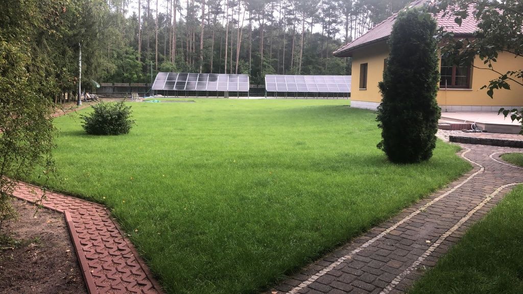Trawnik, bruk, płot panelowy mini ładowarka, ogród nawodnienie, rolka