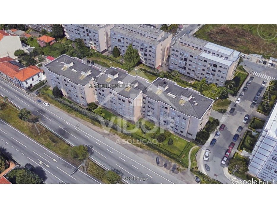 Garagem na Rua Camilo Pessanha - Montes Burgos
