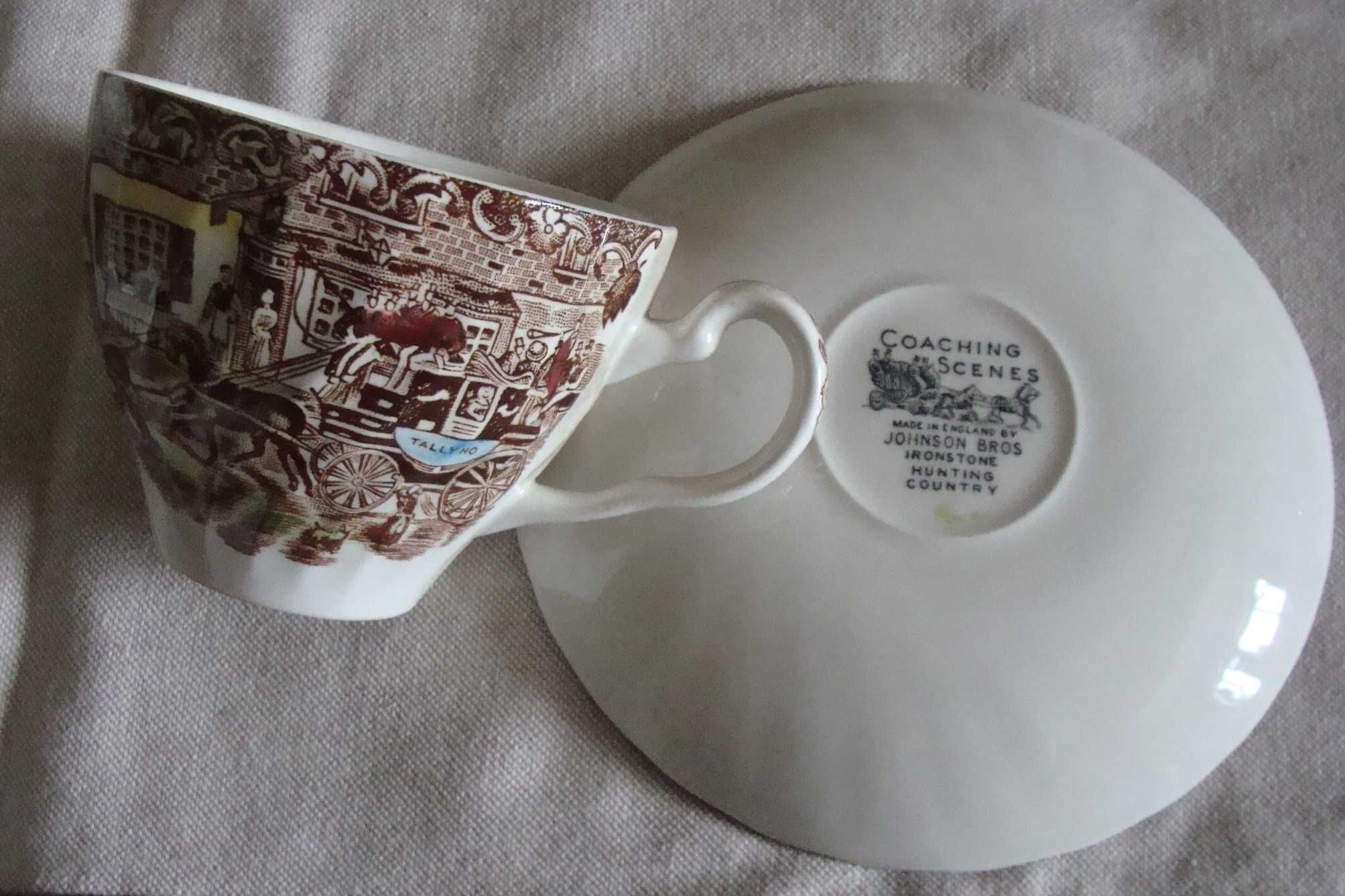 Quatro chávenas de chá em porcelana inglesa