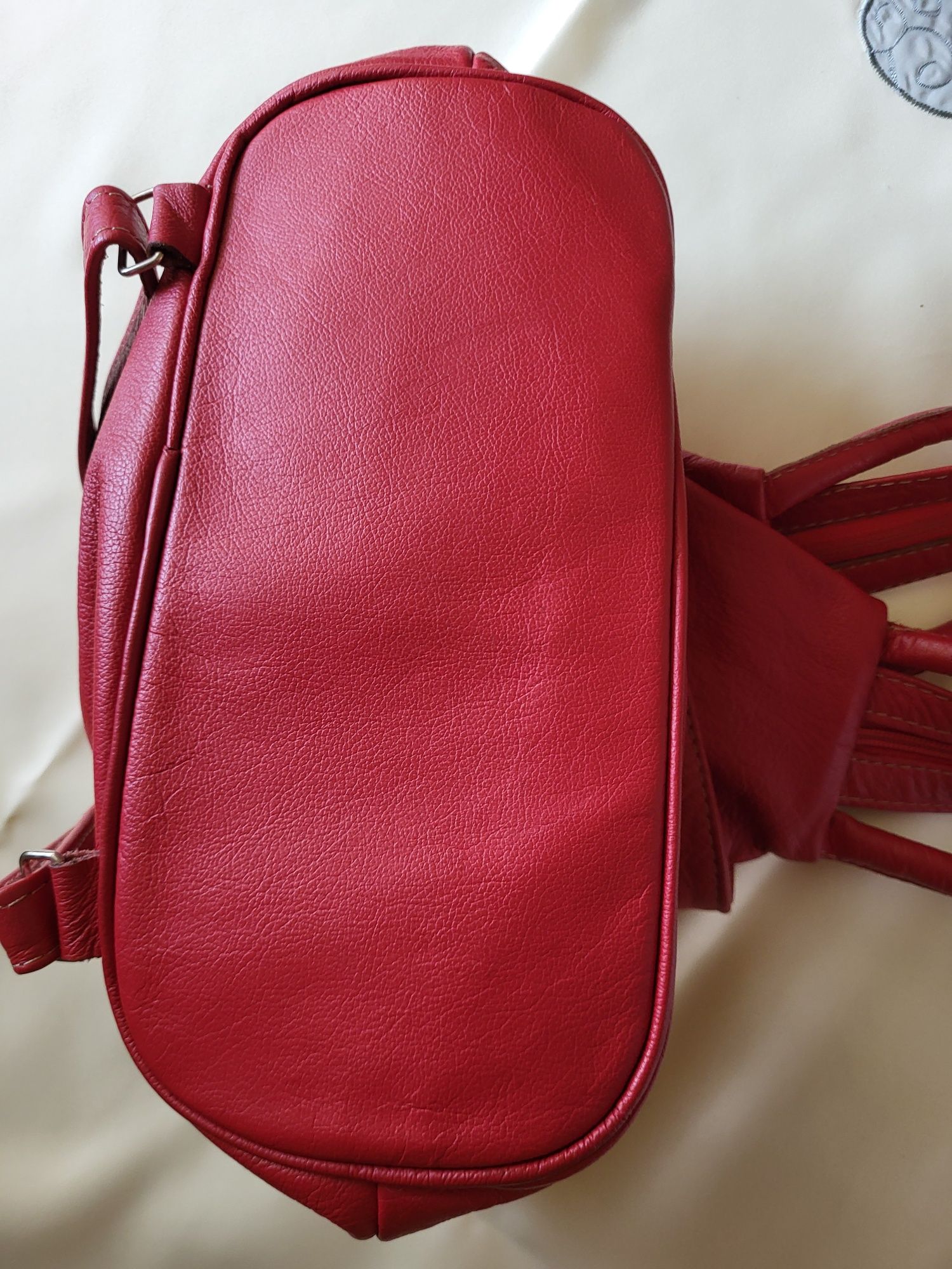 Plecak czerwony o pięknym odcieniu nowy nieużywany
