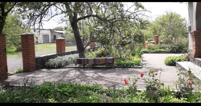 Будинок з великою територією.