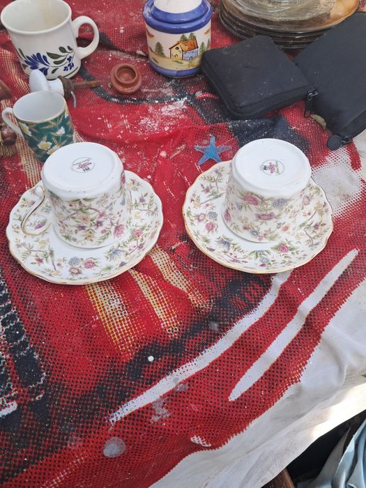 Duas chavenas de cafe com pires