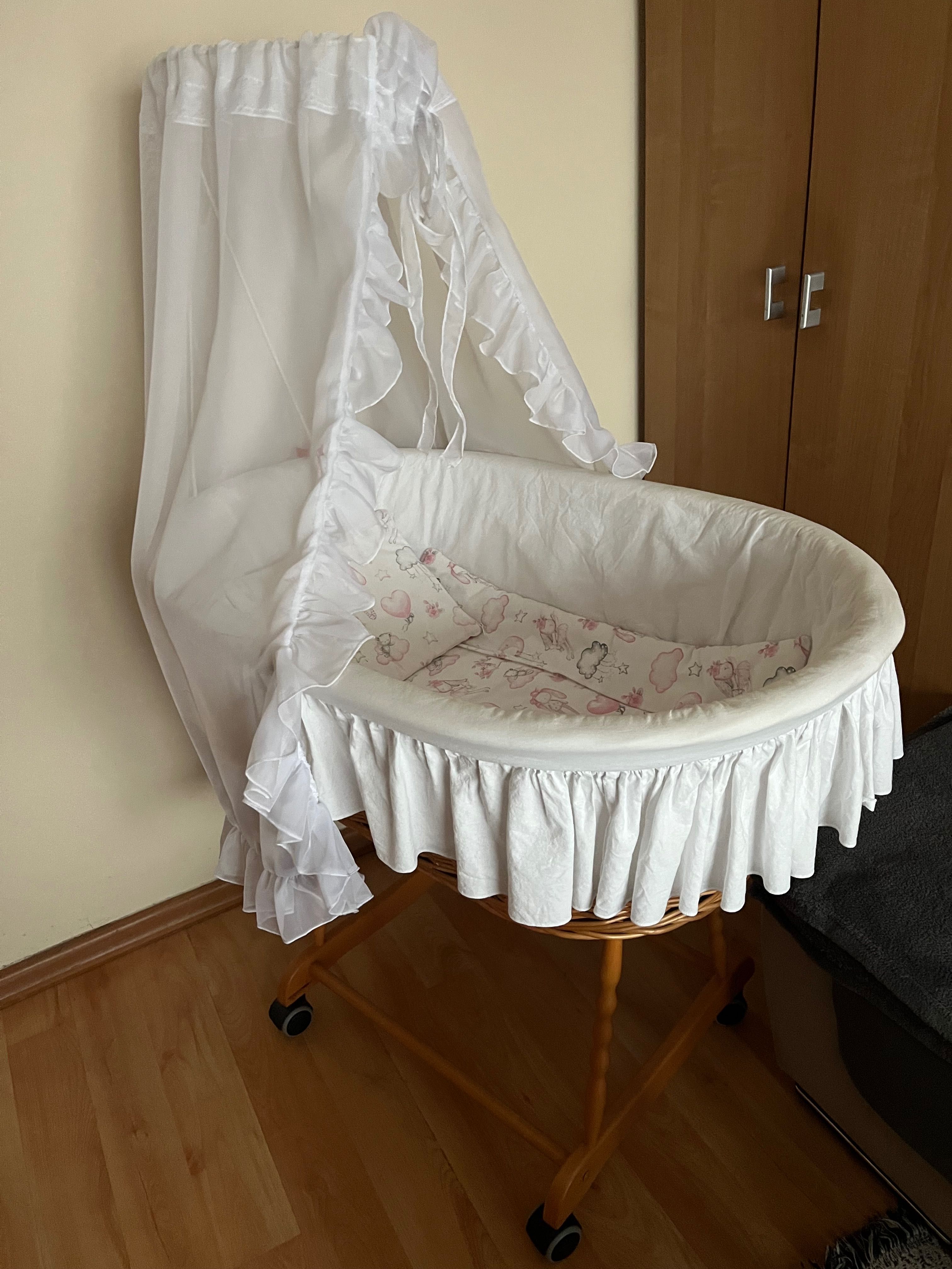 Łóżeczko kosz wiklinowy na kółkach