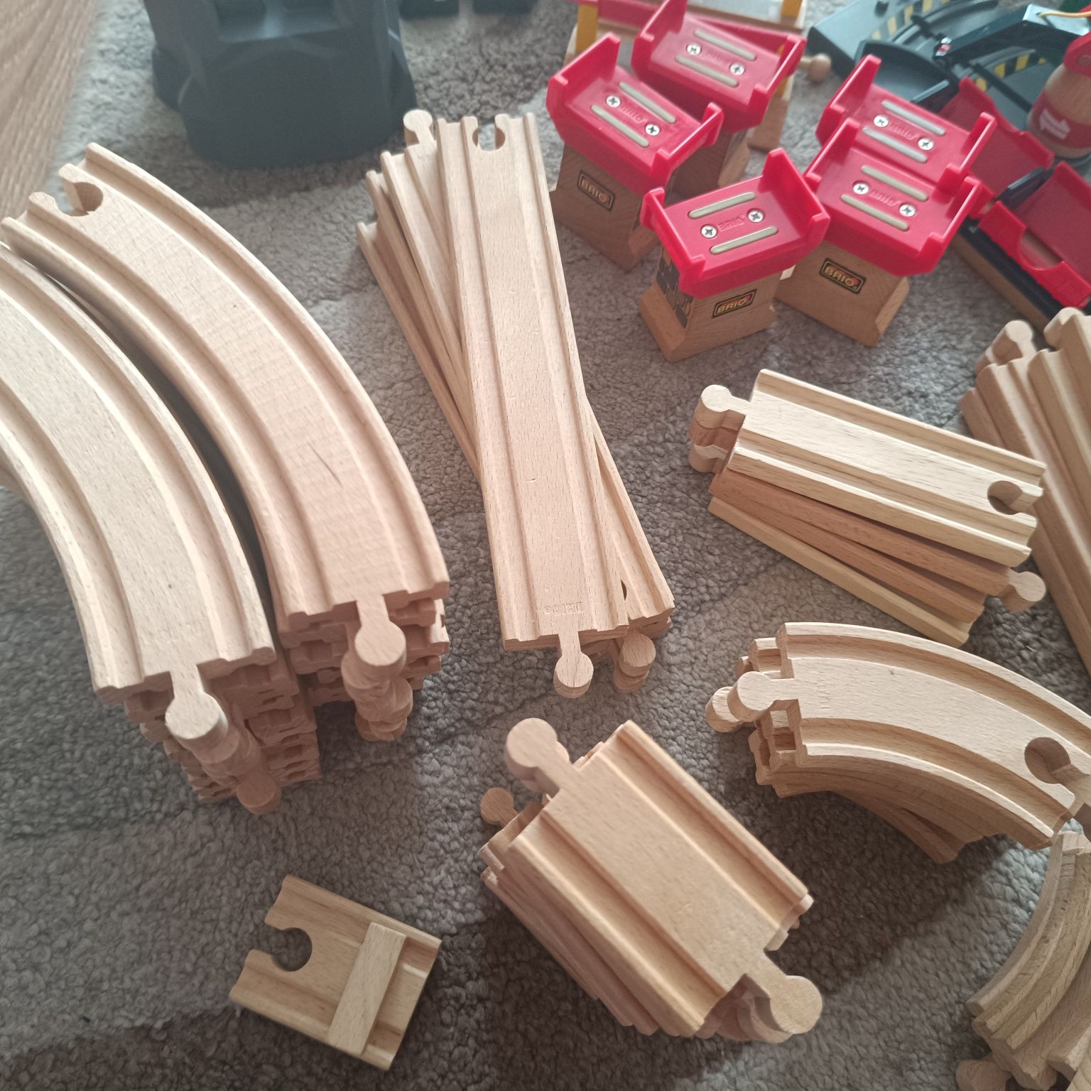 Tory drewniane, akcesoria oraz pociągi i wagoniki BRIO i inne