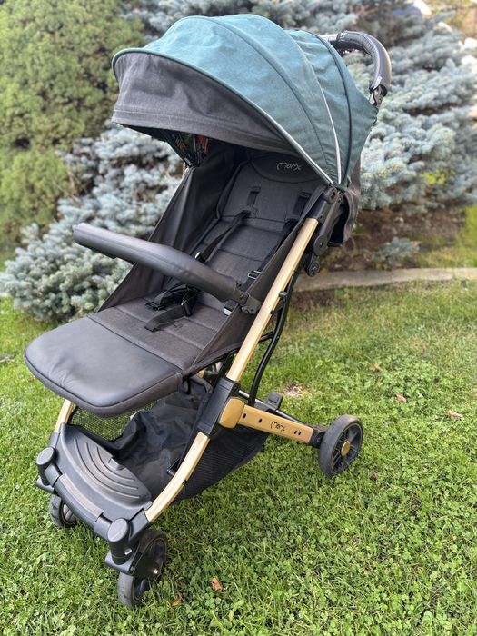 Spacerówka MoMi Estelle czarna, egzotyczne dodatki