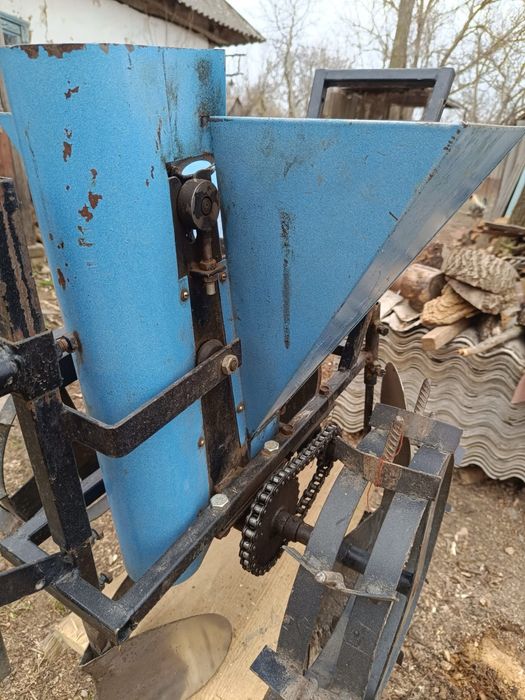 Продам картоплесажалку мотоблочну