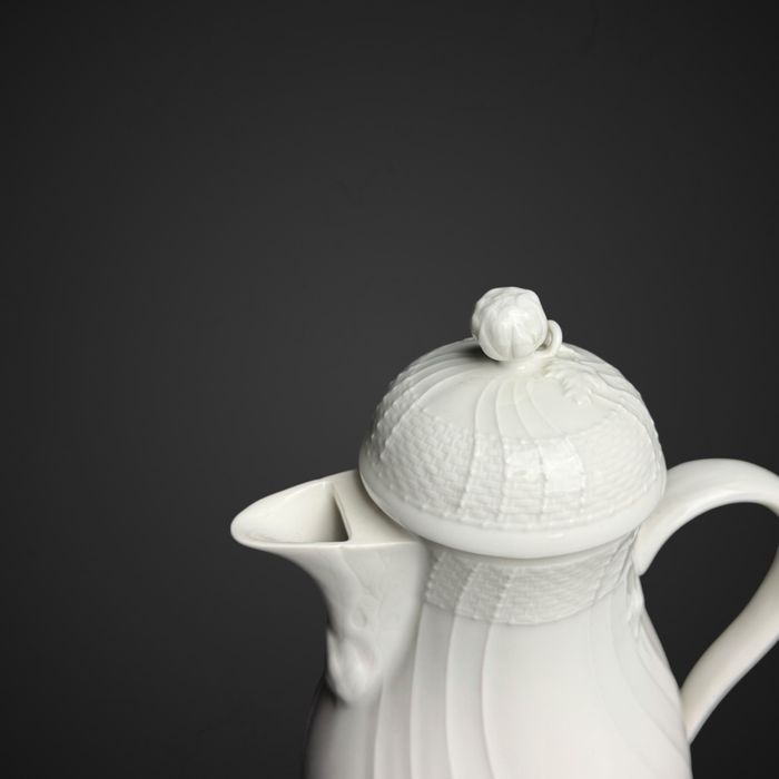 Biały porcelanowy dzbanek KPM Neuosier B5/100602