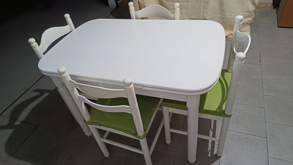 Mesa de cozinha branca + 4 cadeiras com almofadas