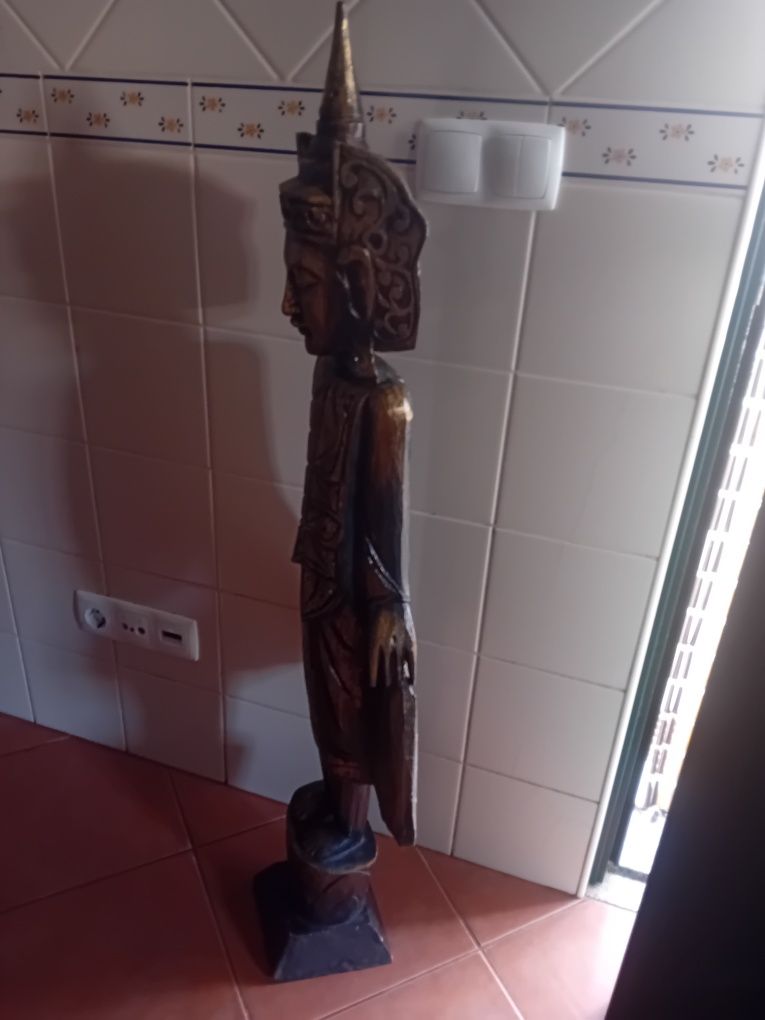 Estatueta Buda em.madeira esculpida