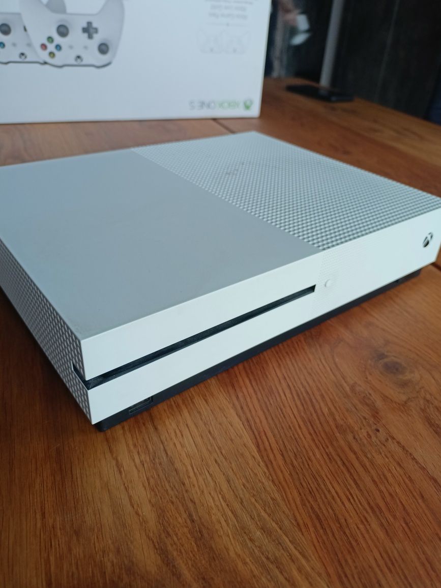 Konsola Xbox one s. Dwa pady , gry,  stan bardzo dobry