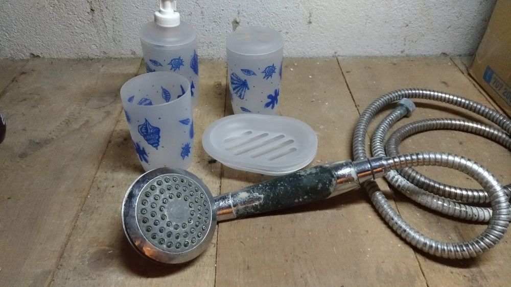 Chuveiro a funcionar e conjunto novo para casa de banho Tudo