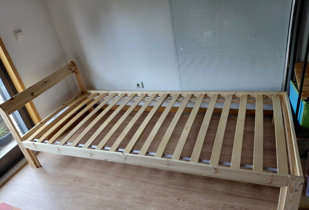 Cama solteiro de pinho impecável